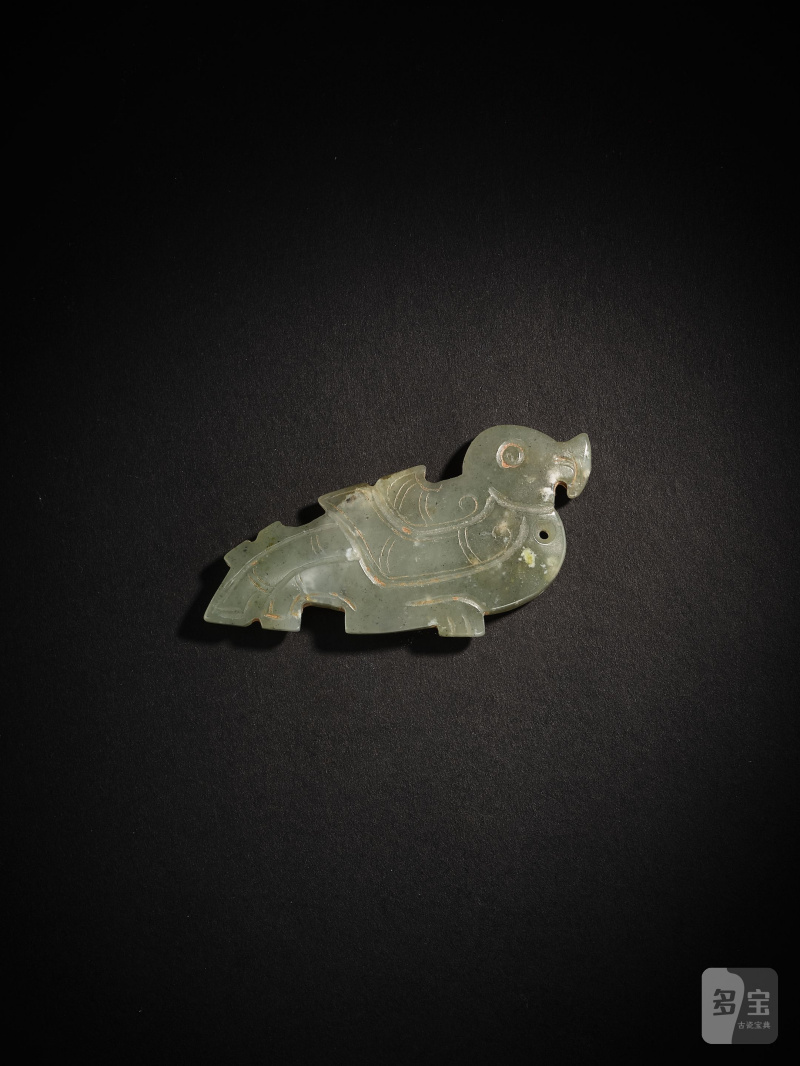 商　玉鳥形飾 | A JADE 'BIRD' PENDANT - 图2